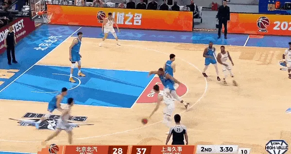 新葡京娱乐-王哲林持球突破急停跳投命中，上海第二节领先北京11分